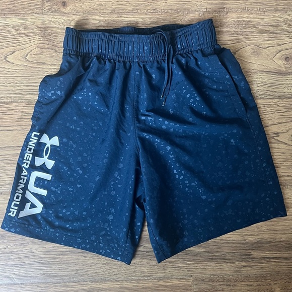 Boys gray under armor shorts, size youth, small - Picture 1 of 4